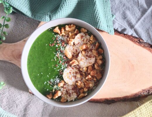 Groene smoothiebowl met fruit en noten recept